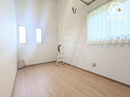 子供部屋 子供部屋にオススメな〇帖洋室の様子。大容量の収納が付いているため、お子様の勉強道具・衣類・寝具等も便利に収納可能です。