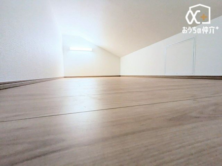 収納 主寝室にある約3.5帖のロフト。お子さまの思い出の品やシーズンオフのものをスッキリ片づけることができます！