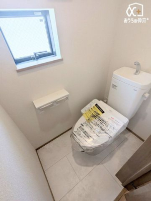 トイレ 小窓のある2階の温水洗浄便座付トイレです。