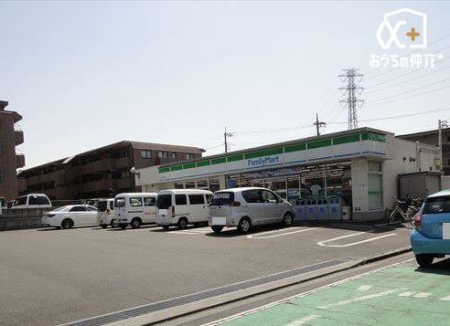周辺環境 ファミリーマート滝山中央通り店 徒歩4分。営業時間：24時間 駐車場：有 300m