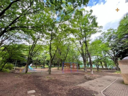 周辺環境 滝山公園 徒歩8分。子供向け遊具や砂場が整備されており、木陰も多いのでお子さん連れで遊ぶのにおすすめ！ 640m