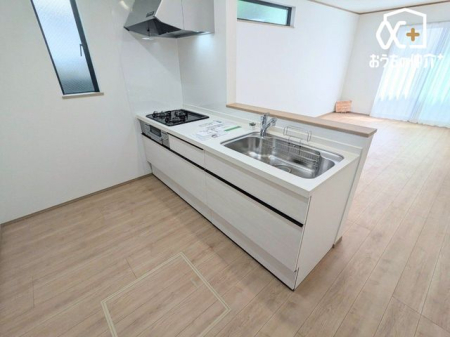キッチン 調理しながら、ご家族のお顔が見れるキッチンです。料理中だってお子様の様子がわかるので、安心してお料理に取り組んでいただけます。すぐそばにいるから、会話も自然とはずむ空間ができていますね。