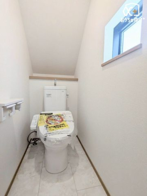 トイレ １階温水便座付きトイレの様子。小窓を空ける事で換気もしやすく、明るいトイレです！