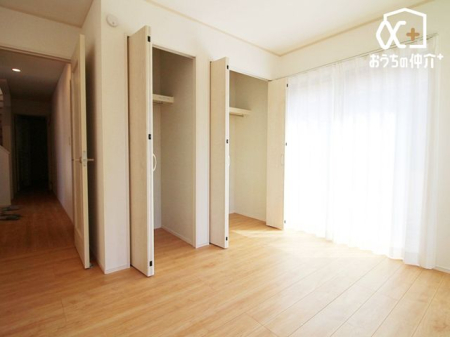 寝室 明るい主寝室。明るい陽射しが差しこむ主寝室で気持ち良く目覚める毎日を味わってみてはいかがでしょうか。