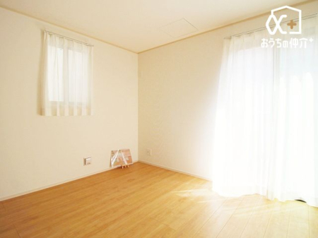 子供部屋 子供部屋にオススメな6.12帖サービスルームの様子。大容量のクローゼットが付いているため、お子様の勉強道具・衣類・寝具等も便利に収納可能です。