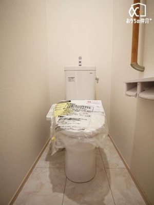 トイレ シンプルな内装のスッキリとした1階トイレです。