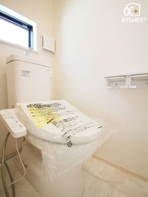 トイレ 小窓のある2階の温水洗浄便座付トイレです。