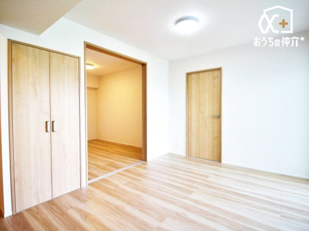その他 シンクやコンロ、収納などが一体になっているデザイン性の高いキッチン。設備も含めて使い勝手を考えて設計されているため、サイズやデザインに統一感があり、汚れても掃除がしやすいのが特徴です。