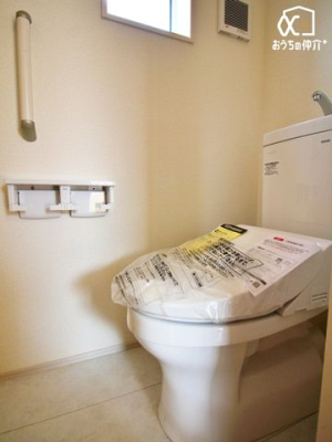 トイレ 小窓のある2階の温水洗浄便座付トイレ