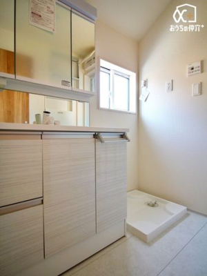 洗面台・洗面所 ～Wash room～大きな洗面　家族みんなが毎日使う洗面室。忙しい朝には使いやすい洗面で、ステキな一日のスタートをきりましょう。