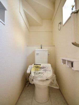 トイレ １階温水便座付きトイレの様子。小窓を空ける事で換気もしやすく、明るいトイレです！
