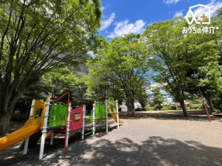 周辺環境 西口中央公園 徒歩9分。とっても広々とした敷地に大きな木々が！　遊具はアスレチックタイプのものや、すべり台などが付いていて、楽しく遊べます！ 690m