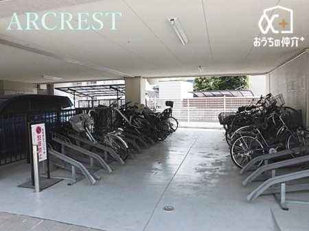 その他 駐輪場は雨でも安心の屋根付き