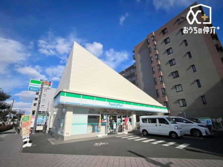 周辺環境 ファミリーマート東久留米本町店 徒歩3分。すぐ近くにコンビニがあるとちょっと安心できますよね。 日々の生活で欠かせないお店です。　駐車場：あり 170m