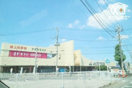 周辺環境 徒歩11分。【JAファーマーズ入間店】営業時間：9時30分～21時00分　新鮮な野菜など扱うスーパー。駐車場：あり 810m