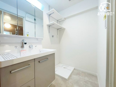 洗面台・洗面所 ～Wash room～大きな洗面　家族みんなが毎日使う洗面室。忙しい朝には使いやすい洗面で、ステキな一日のスタートをきりましょう。
