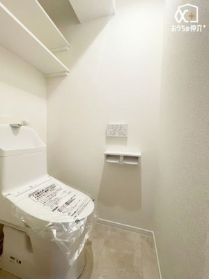 トイレ シンプルな内装のスッキリとしたトイレです。お手入れやお掃除が、簡単にできるシンプルなデザインのトイレです。