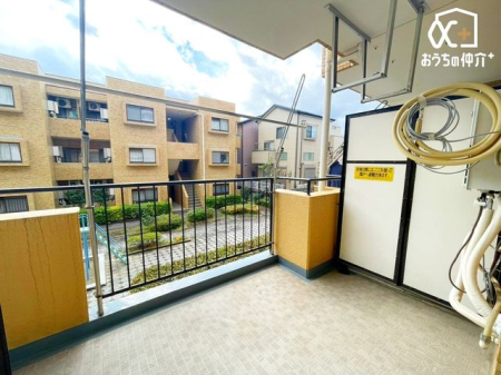 バルコニー ～Balcony～やわらかな陽射しが舞い降りるバルコニー。青空を背景に心地よい風が吹き抜けていきます。一歩外へ出て開放感を味わえる空間です。