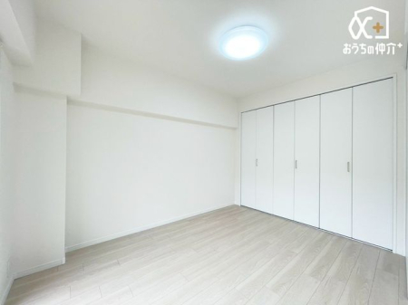 寝室 ～Room～洋室はナチュラルなフローリングと落ち着いた色の壁だから、インテリアを考えるのがとても楽しいですね！