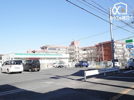 周辺環境 ファミリーマート　東村山多摩湖町店 徒歩13分。【営業時間】24時間営業【駐車場】あり 990m