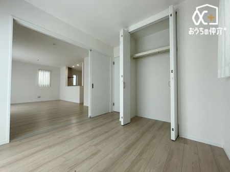 その他内観 リビングと続き間の4.5帖洋室