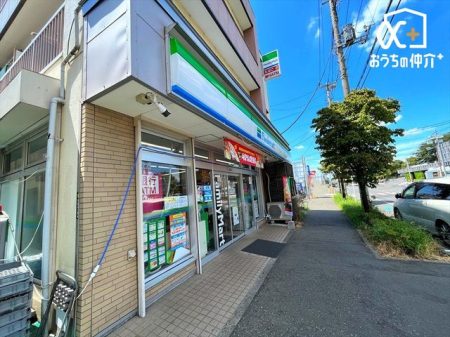 周辺環境 ファミリーマート　東所沢駅南店 徒歩8分。24時間営業なので、急なお買い物にも便利です。飲食物や軽い日用品を販売しております。駐車場；無 640m