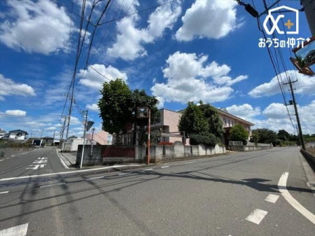周辺環境 柳瀬保育園 徒歩2分。子育て相談は平日9：30～16：00まで対応している保育園でございます。 110m