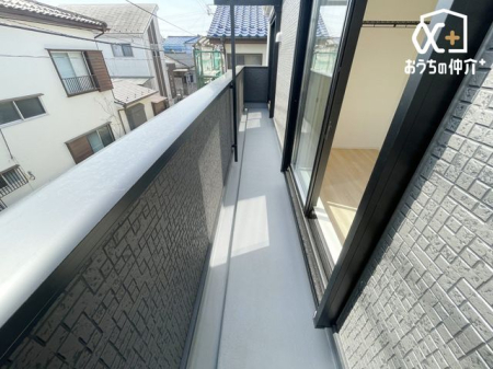 バルコニー 2部屋から出入り可能な広々としたバルコニ