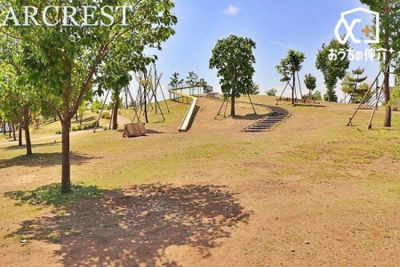 周辺環境 都立東伏見公園 徒歩8分。開園面積：約50200平方メートル 施設：多目的広場、すべり台、遊具、健康遊具、デッキ 600m