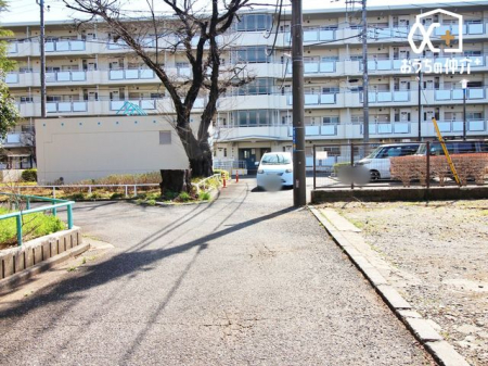 現地外観写真 車通りの少ない前面道路