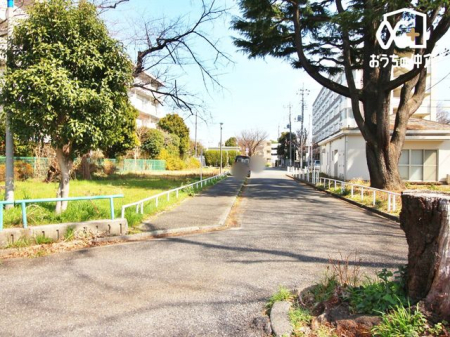 現地外観写真 車通りの少ない落ち着いた住環境です。小さなお子さまをお持ちのご家族も安心です。