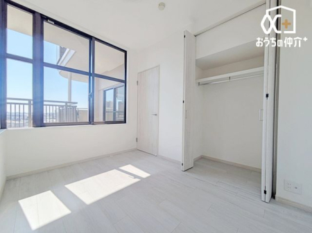 子供部屋 約4.6帖の広さのお子様の部屋におすすめな洋室。自然光がたっぷり入るお部屋は、勉強や遊びもはかどる心地よい環境を提供します。