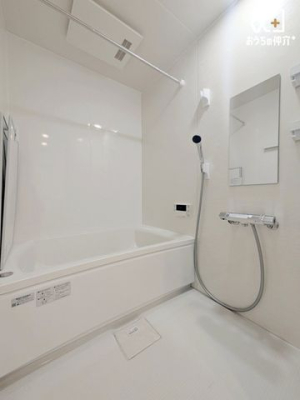 浴室 落ち着きのある空間でリラックスバスタイム。バスタブにつかって寛ぎながら心と体をリフレッシュ。一日の疲れを癒してくれる清潔感のあるバスルーム。