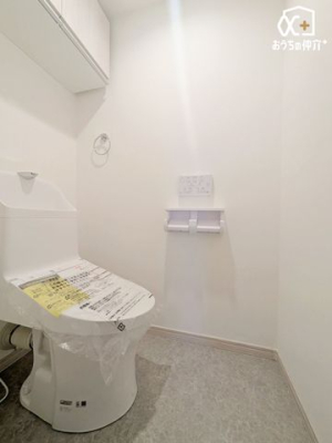 トイレ 吊戸棚は空間を有効活用できます。トイレットペーパーや掃除用具を収納でき、見た目もすっきり。