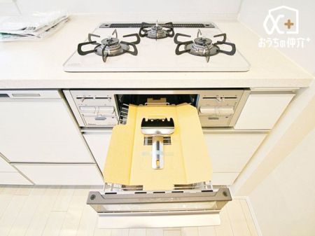 キッチン 同時に調理ができてお料理がはかどる3口コンロのキッチンです。お料理は毎日のことなので効率良くお料理ができるのは嬉しいですね。