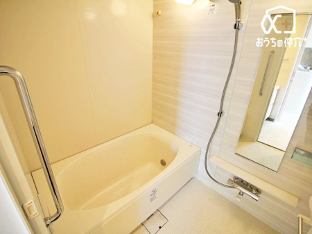 浴室 バスルームでリラックスバスタイム。バスタブにつかって寛ぎながら心と体をリフレッシュ。一日の疲れを癒してくれる清潔感のあるバスルーム。