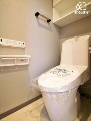 トイレ ～Toilet～毎日使う場所だからこそ、お手入れやお掃除が簡単なシンプルなデザインを採用しました。壁面に棚がございますのですっきり収納させることができます。