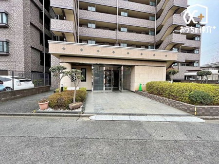 エントランス 共有施設・敷地はきちんとお手入れの行き届いた物件になります。是非一度現地に足を運ばれてみませんか？