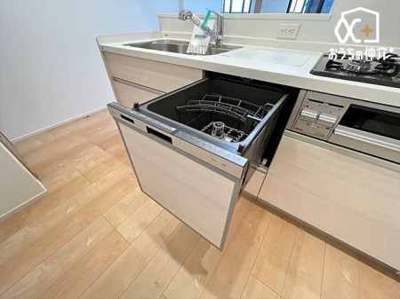 キッチン ビルトイン食洗機付きシステムキッチン。最新設備で調理時間も快適です。