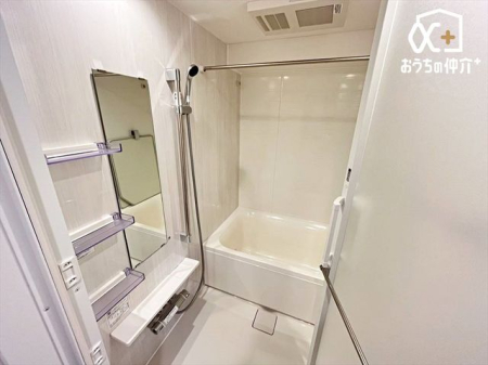 浴室 落ち着きのある空間でリラックスバスタイム。バスタブにつかって寛ぎながら心と体をリフレッシュ。一日の疲れを癒してくれる清潔感のあるバスルーム。