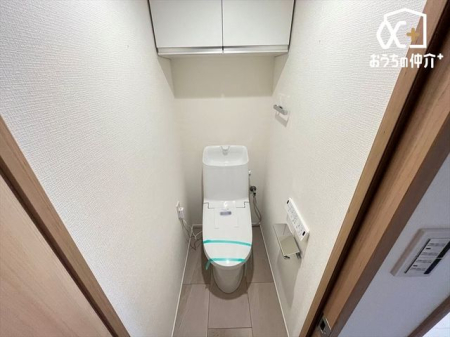 トイレ シンプルな内装のスッキリとしたトイレです。お手入れやお掃除が、簡単にできるシンプルなデザインのトイレです。