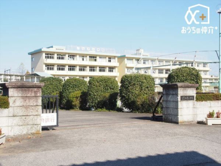 周辺環境 徒歩4分。【入間市立仏子小学校】車椅子対応の駐車場・入り口あり 260m