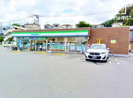 周辺環境 徒歩6分。【ファミリーマート入間仏子店】営業時間24時間。車椅子対応の駐車場。お支払い：クレジット カード。 430m