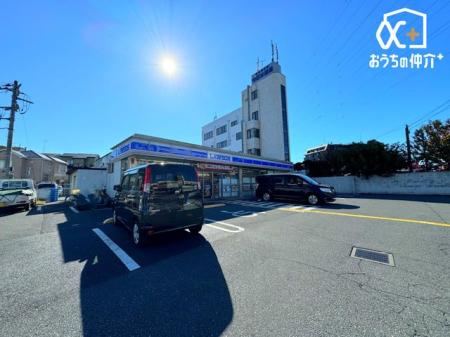 周辺環境 ローソン所沢小手指台店 徒歩2分。24時間営業なので、急なお買い物にも便利です。飲食物や軽い日用品を販売しております。駐車場；有 100m