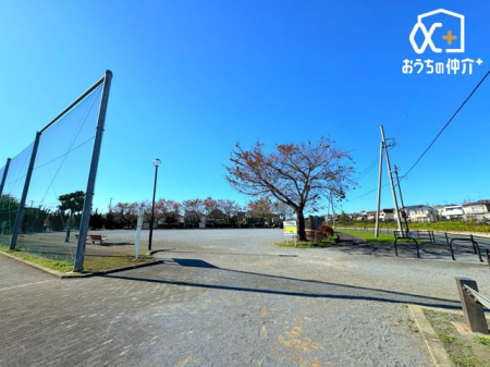 周辺環境 上新井公園 徒歩8分。運動場もある大きな公園 590m