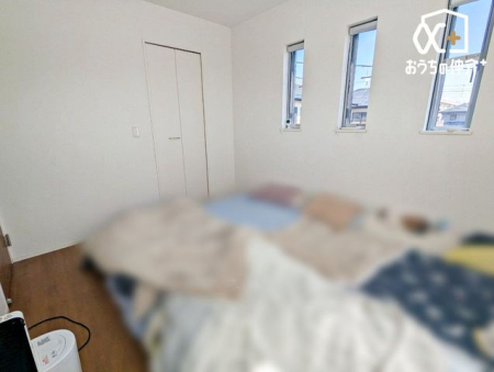 寝室 家具の配置がしやすいシンプルなお部屋。様々な生活スタイルやシーンに対応が可能ですね。