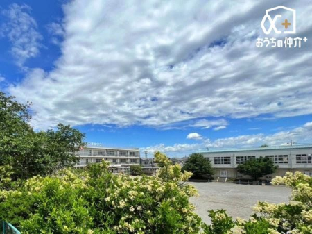 周辺環境 東久留米市立第一小学校 徒歩3分。《教育目標》　心暖かく　光輝け　稲穂のように 240m