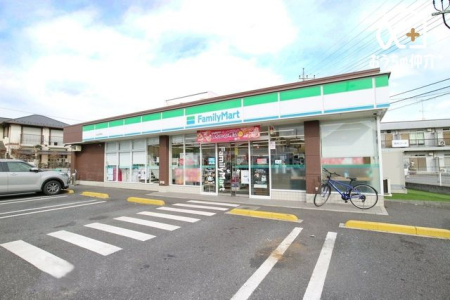 周辺環境 徒歩5分。【ファミリーマート　狭山柏原南店】営業時間24時間営業、車椅子対応の駐車場、クレジット カード可。 370m