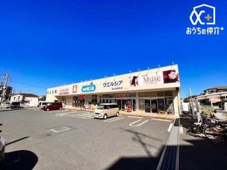 周辺環境 ウェルシア　富士見鶴馬店 徒歩9分。24時間営業のドラッグストアです。 700m