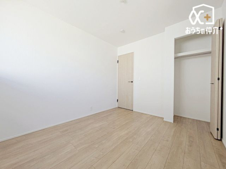 子供部屋 5.1帖の洋室。シンプルな洋室は、お子さまの成長に合わせてレイアウトを自由に変えられ、家族とともに楽しい思い出を育んでいく空間になります。